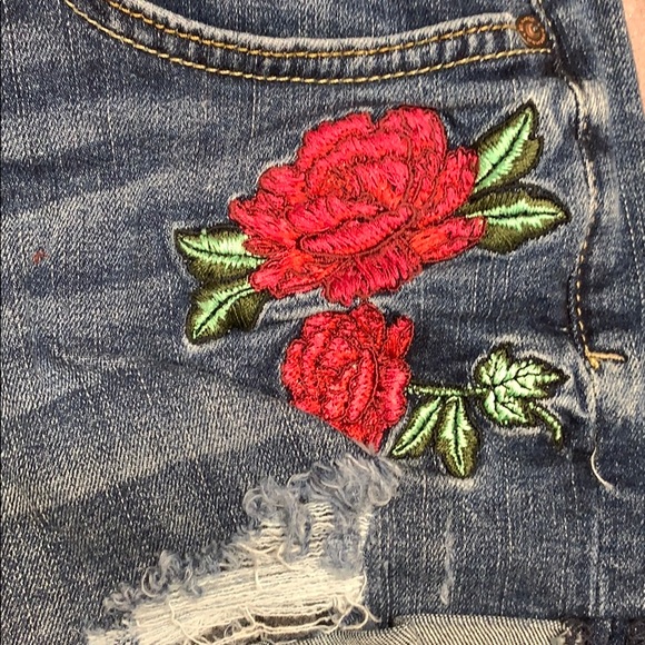 Arizona Jeans Cut Offs With Embroidered Rose - Picture 3 of 5